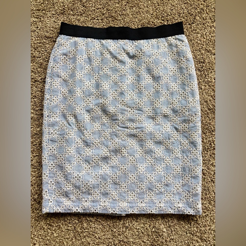 NWT Ann Taylor Eyelet Pencil Skirt. Size 8. Fully lined. Elastic waistband.